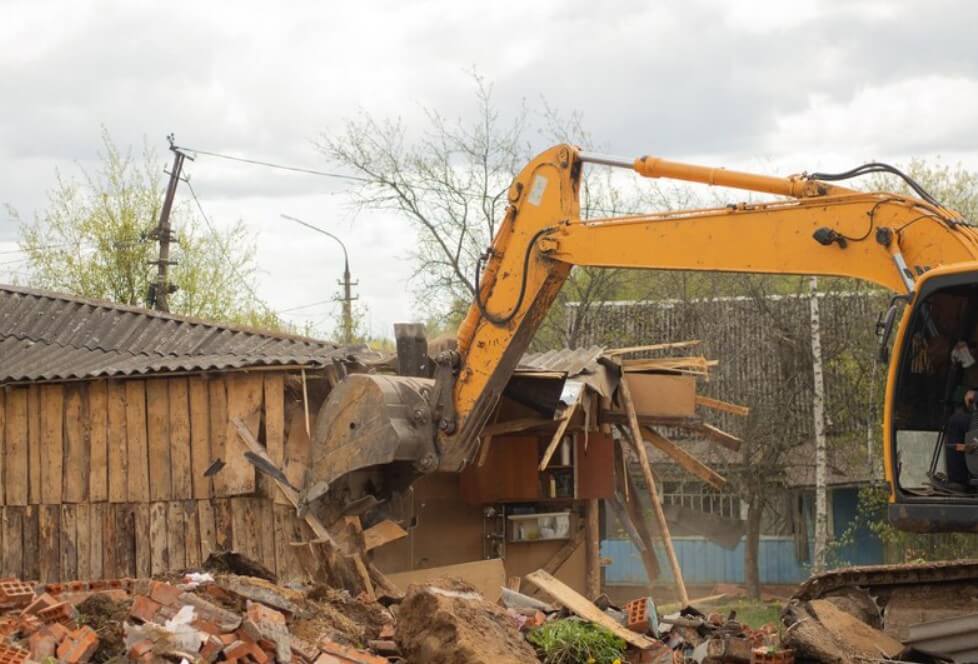 Benefits of Deconstructing Vs. Demolishing a Mobile Home