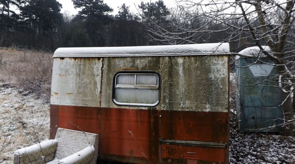 What are the signs of a mobile home that is too old to remove