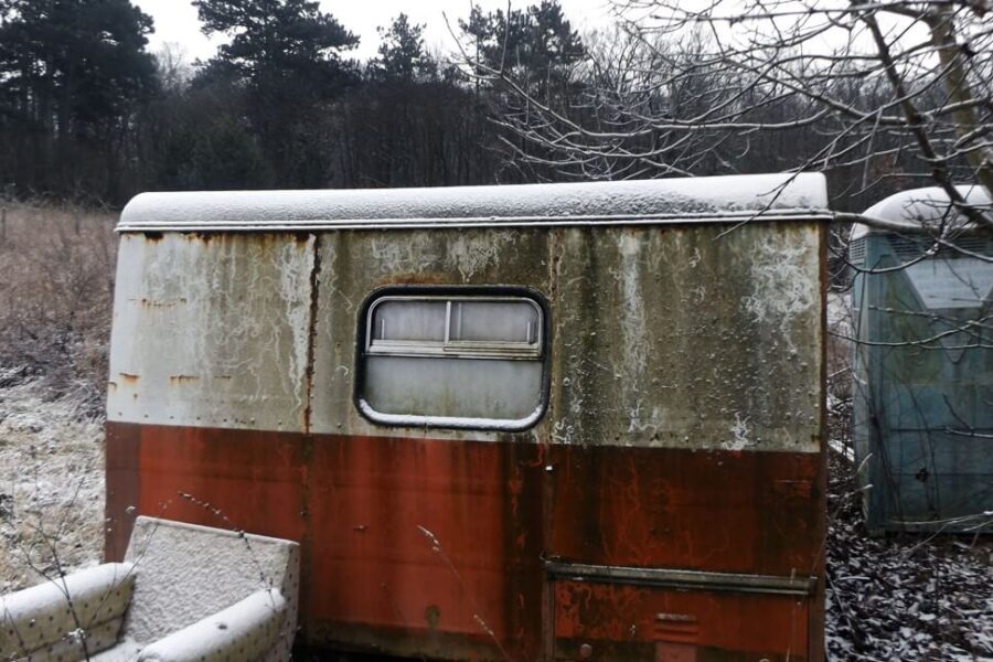What are the signs of a mobile home that is too old to remove